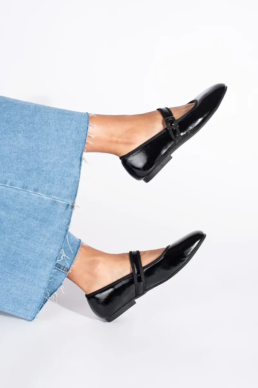 colore nero laccato ballerine
