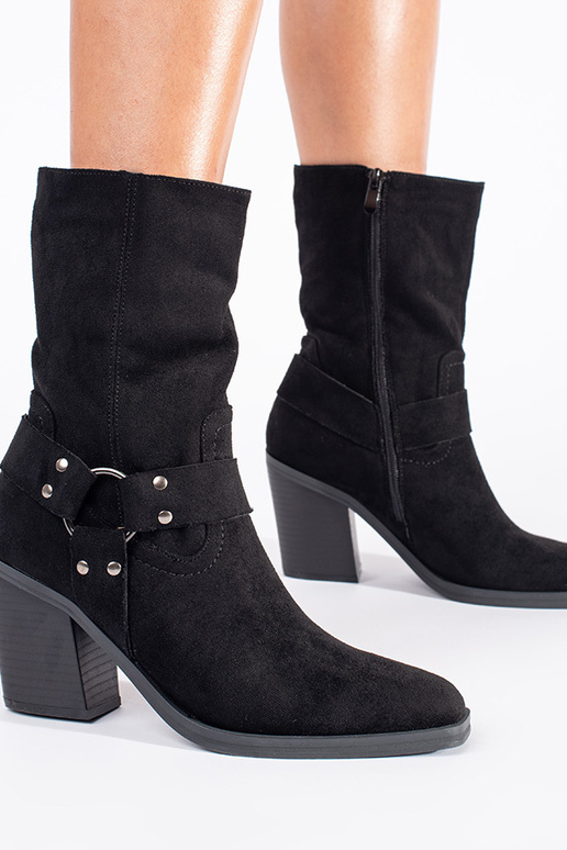 dalla pelle scamosciata colore nero... dalla pelle scamosciata colore nero...