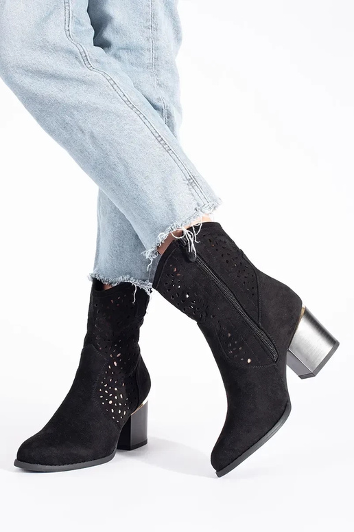 con elementi traforati scarpe stivali...