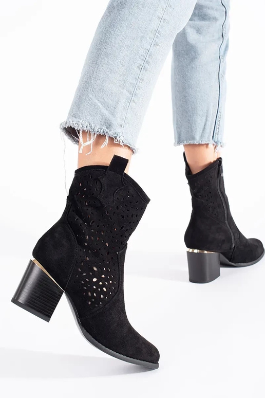 con elementi traforati scarpe stivali...