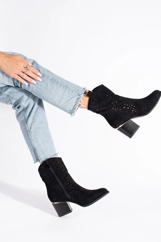 con elementi traforati scarpe stivali...