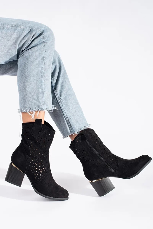 con elementi traforati scarpe stivali...