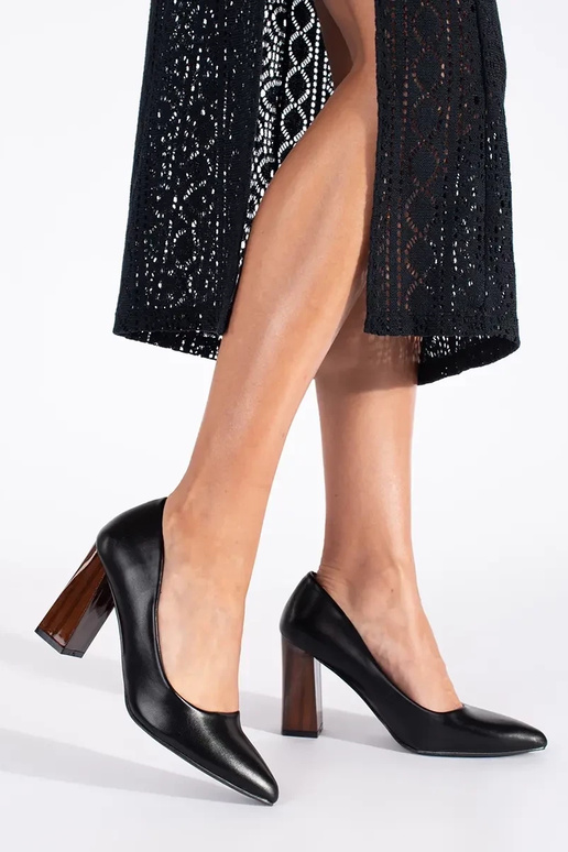 Stile elegante colore nero tacchi...