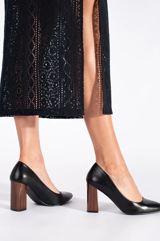 Stile elegante colore nero tacchi...