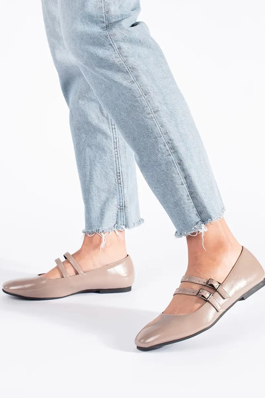 beige laccato ballerine con chiusura beige laccato ballerine con chiusura