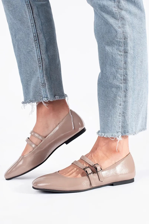 beige laccato ballerine con chiusura beige laccato ballerine con chiusura