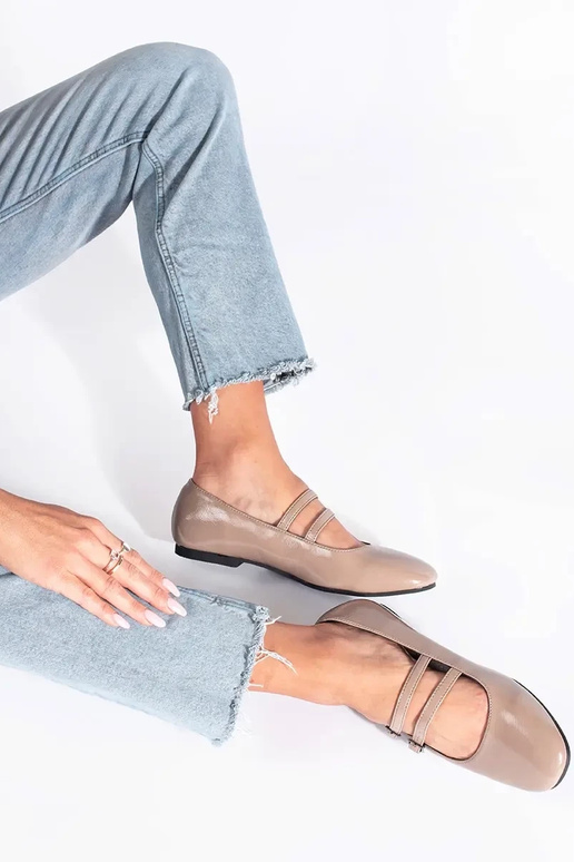 beige laccato ballerine con chiusura beige laccato ballerine con chiusura