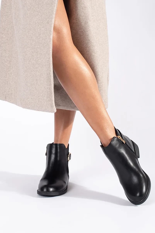 Scarpe da donna nere con elementi dorati