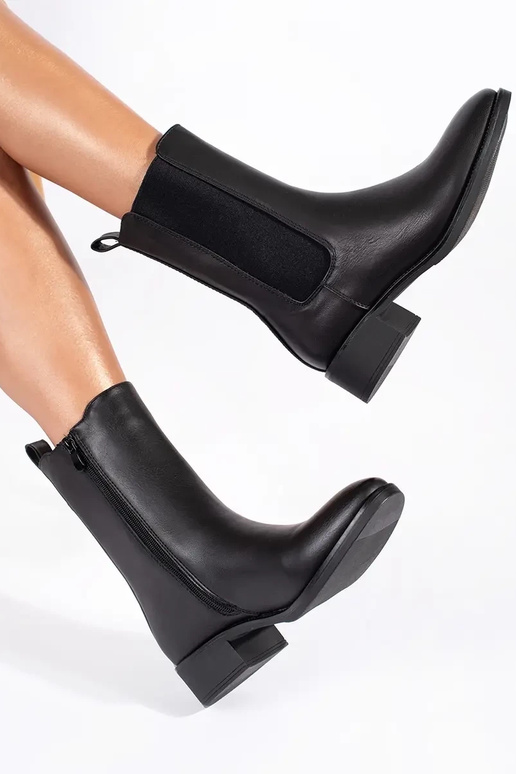 scarpe da donna nere su un post basso