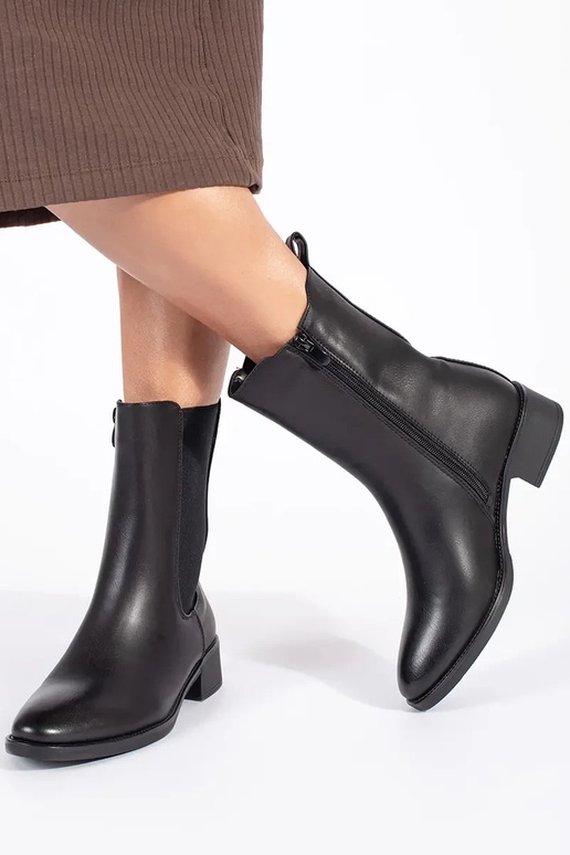 scarpe da donna nere su un post basso