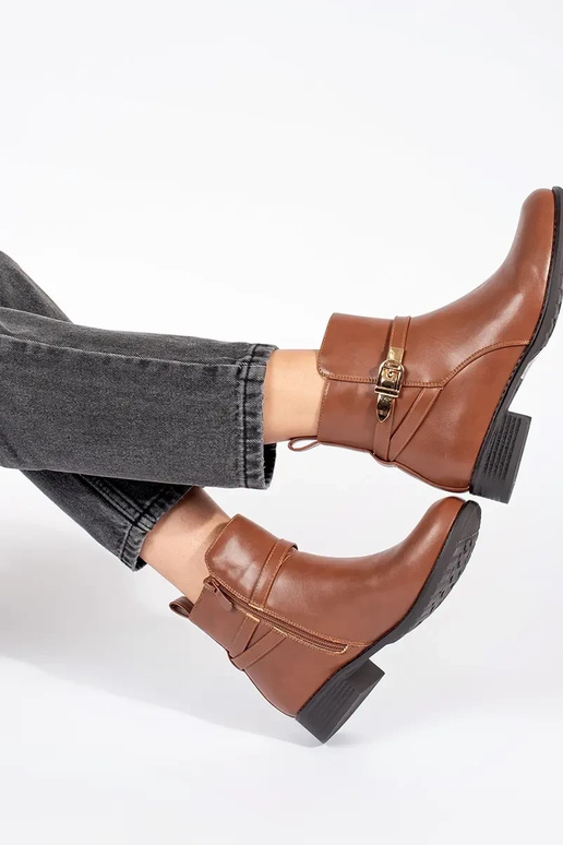 Scarpe da donna con tacco basso e... Scarpe da donna con tacco basso e...