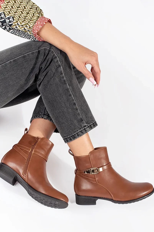 Scarpe da donna con tacco basso e... Scarpe da donna con tacco basso e...