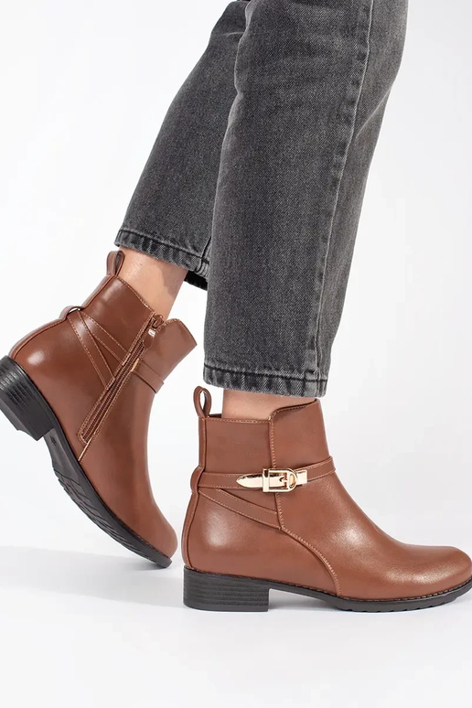 Scarpe da donna con tacco basso e... Scarpe da donna con tacco basso e...