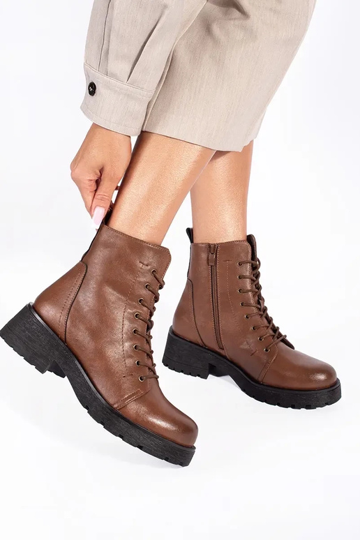 Scarpe marroni con suola spessa di... Scarpe marroni con suola spessa di...