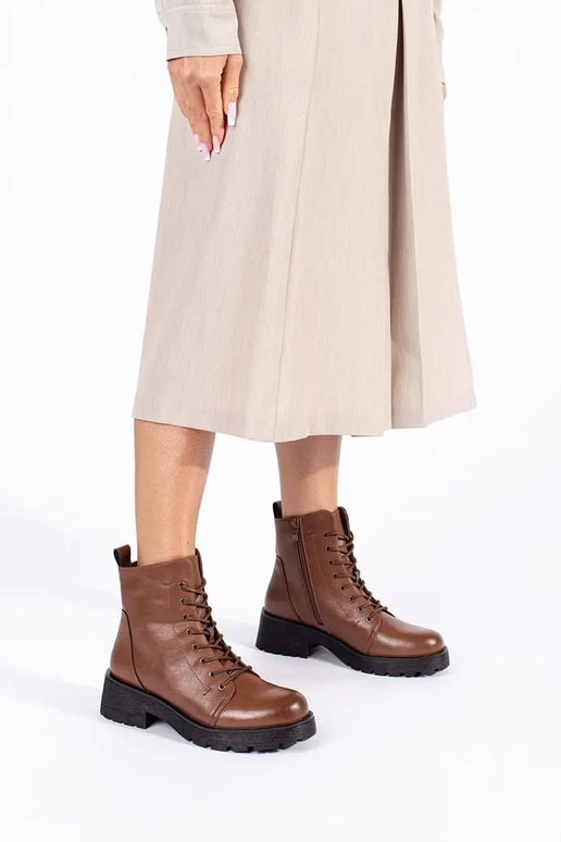 Scarpe marroni con suola spessa di... Scarpe marroni con suola spessa di...