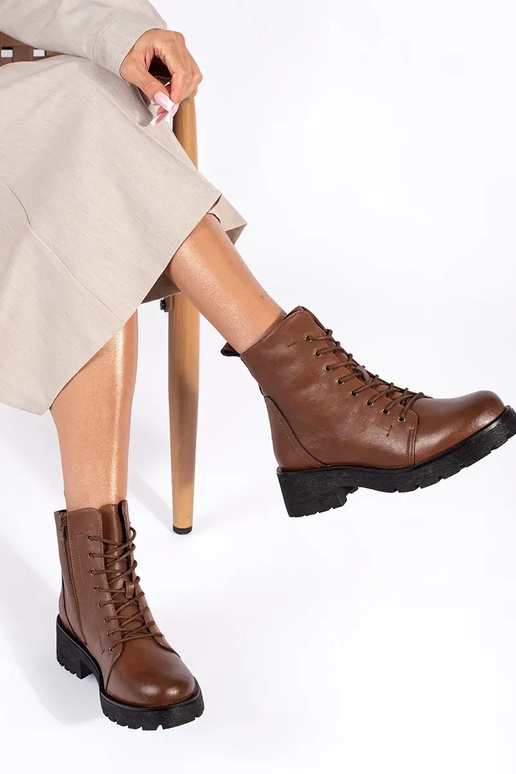 Scarpe marroni con suola spessa di... Scarpe marroni con suola spessa di...