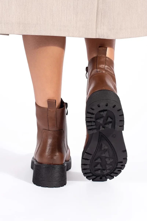 Scarpe marroni con suola spessa di... Scarpe marroni con suola spessa di...