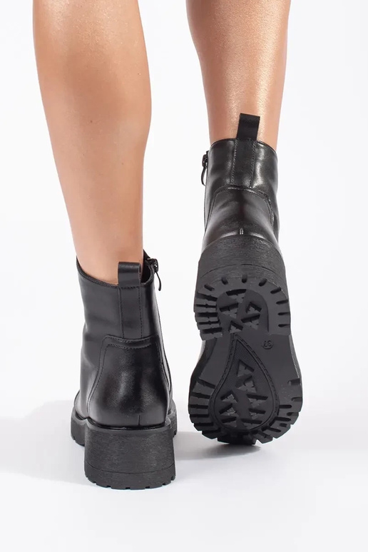 Stivali in pelle nera con suola... Stivali in pelle nera con suola...