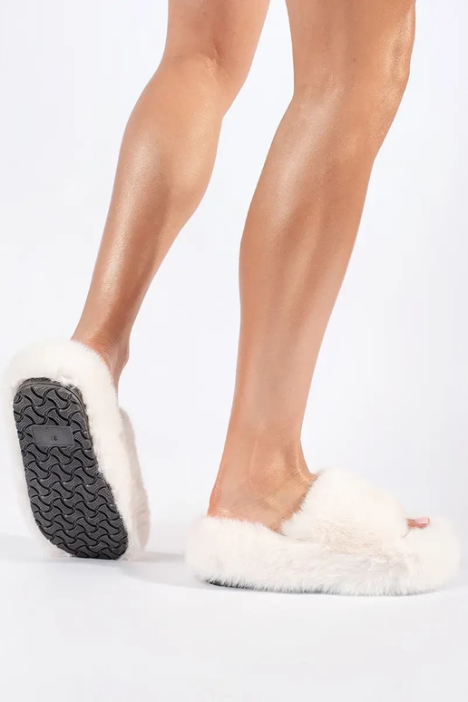 Sandali con plateau in pelliccia beige Sandali con plateau in pelliccia beige