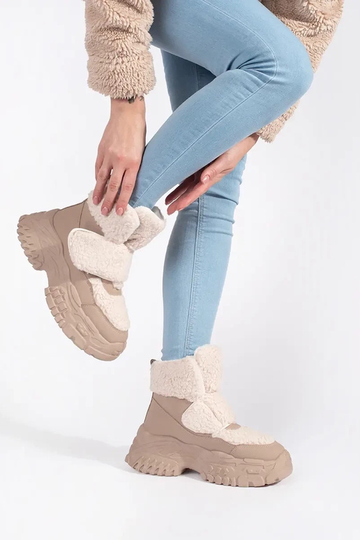 beige Stivali da neve con una... beige Stivali da neve con una...