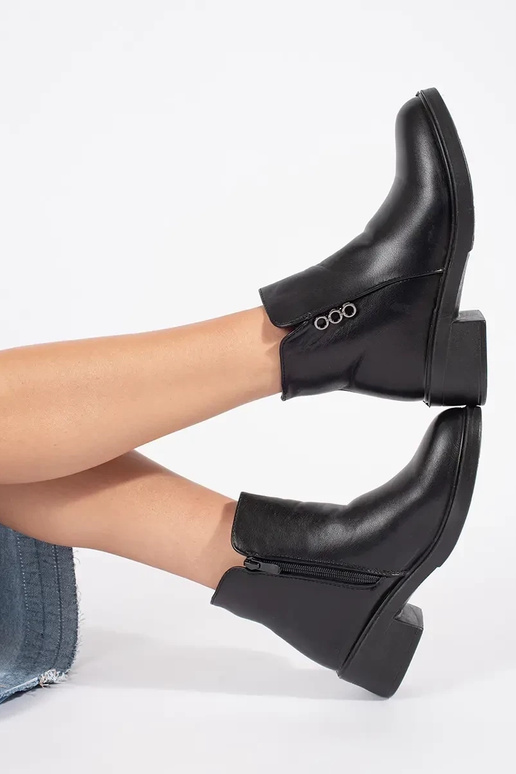 Stivali classici neri con tacco basso...