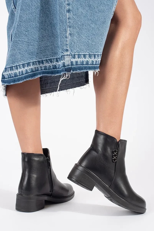 Stivali classici neri con tacco basso...