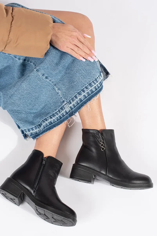 Stivali classici neri con tacco basso...