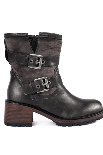 Stivali con tacco da donna...