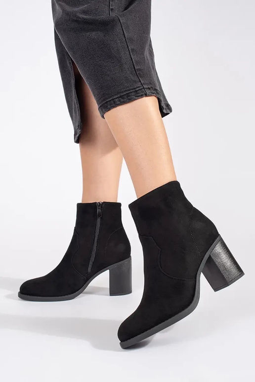 colore nero dalla pelle scamosciata...