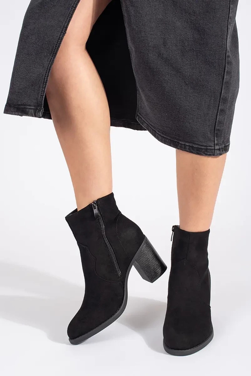 colore nero dalla pelle scamosciata...