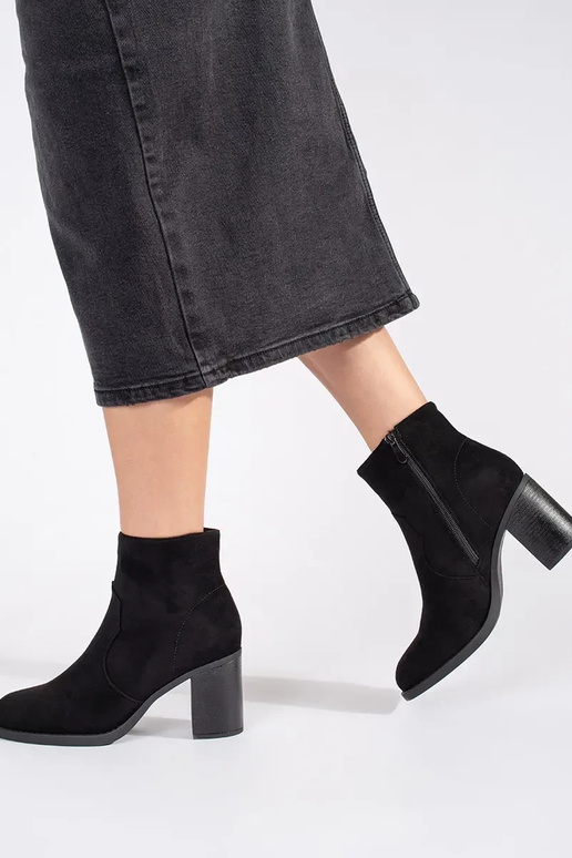 colore nero dalla pelle scamosciata...