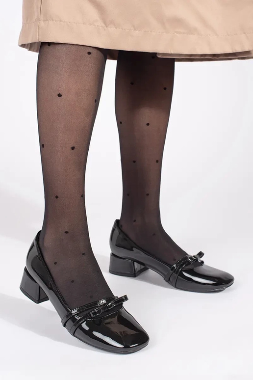 colore nero laccato tacchi alti su un...