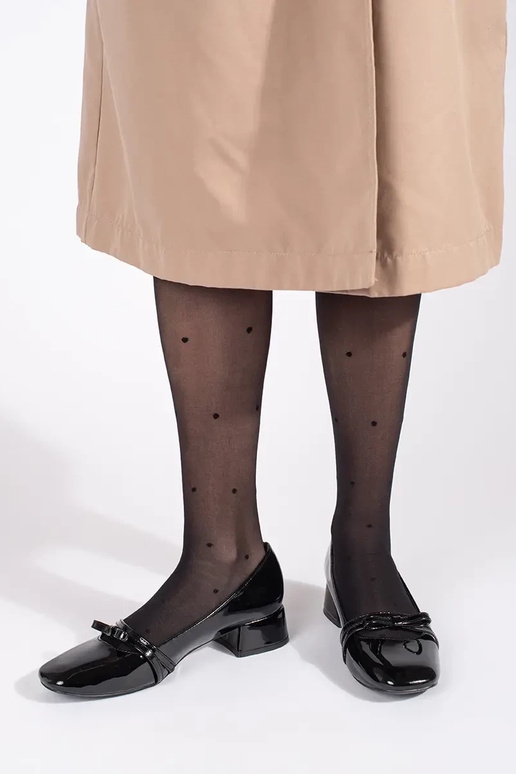 colore nero laccato tacchi alti su un...