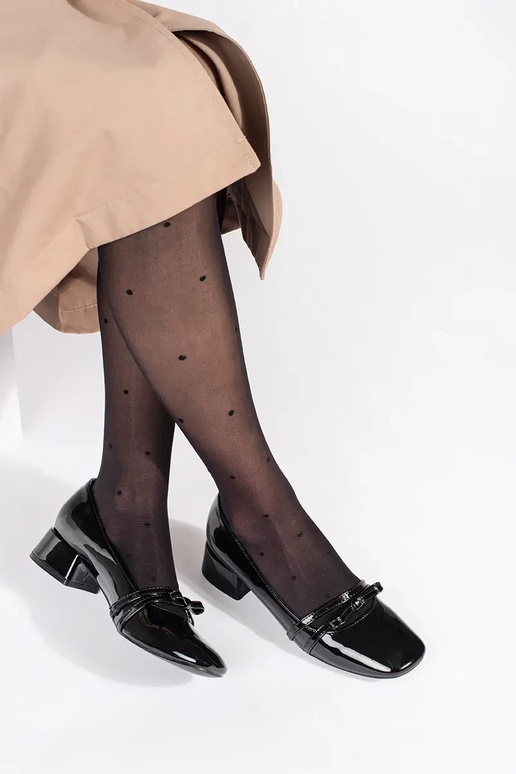 colore nero laccato tacchi alti su un...