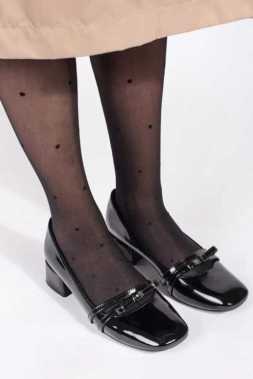 colore nero laccato tacchi alti su un...