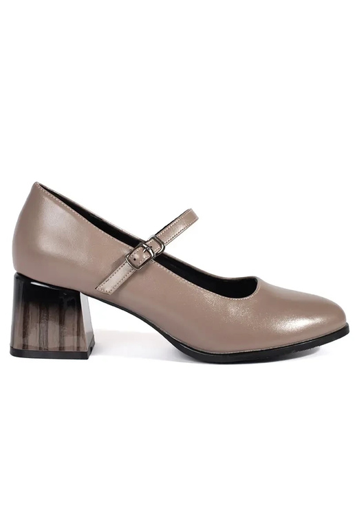 Scarpe col tacco alto sul tallone beige Scarpe col tacco alto sul tallone beige