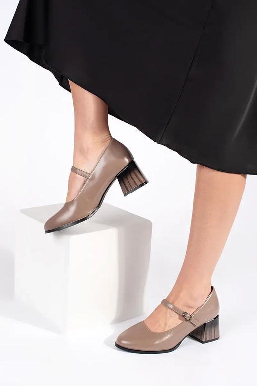 Scarpe col tacco alto sul tallone beige Scarpe col tacco alto sul tallone beige