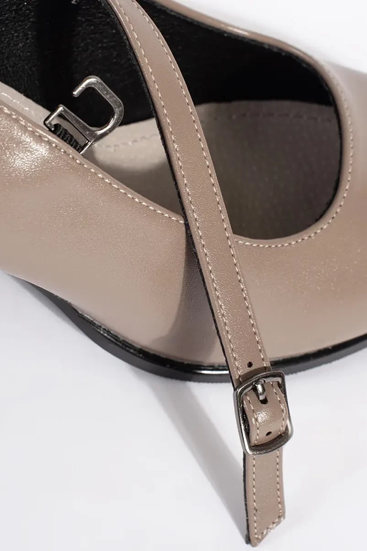 Scarpe col tacco alto sul tallone beige Scarpe col tacco alto sul tallone beige