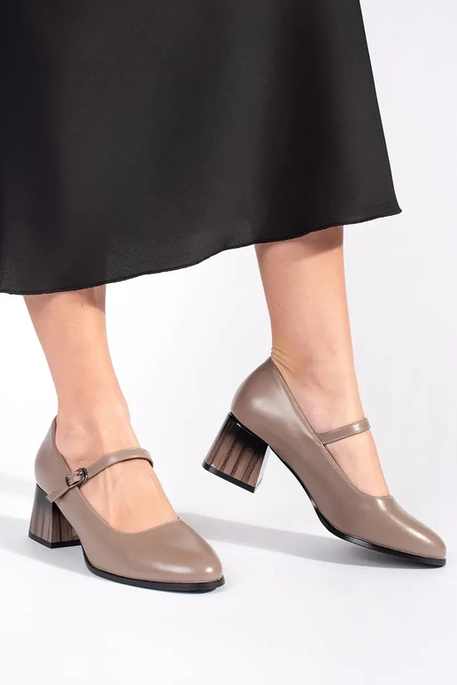 Scarpe col tacco alto sul tallone beige Scarpe col tacco alto sul tallone beige