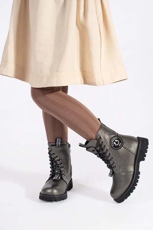 Infantile isolato allacciato scarpe...