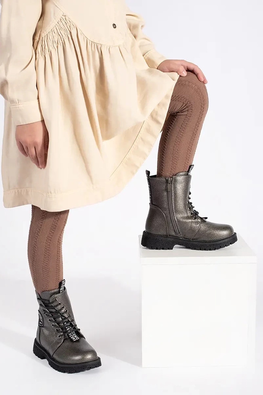 Infantile isolato allacciato scarpe...