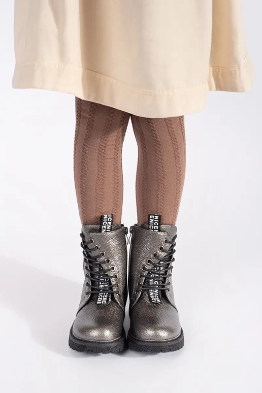 Infantile isolato allacciato scarpe...