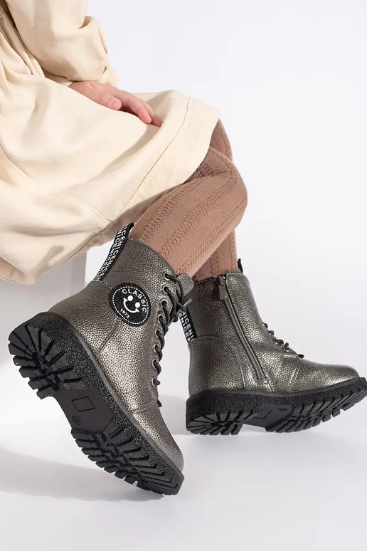 Infantile isolato allacciato scarpe...