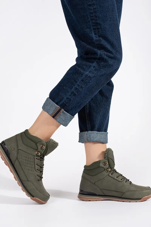 colore kaki Scarpe da trekking isolato colore kaki Scarpe da trekking isolato