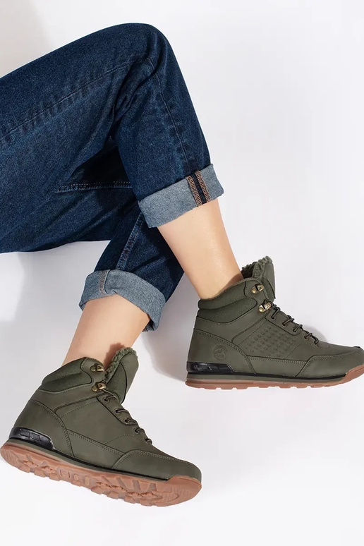 colore kaki Scarpe da trekking isolato colore kaki Scarpe da trekking isolato