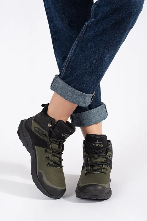 colore kaki Scarpe da trekking isolato colore kaki Scarpe da trekking isolato