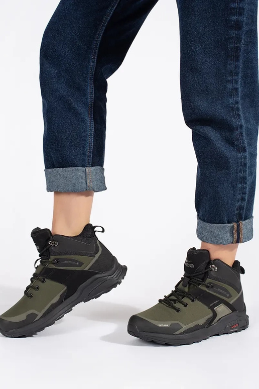 colore kaki Scarpe da trekking isolato colore kaki Scarpe da trekking isolato