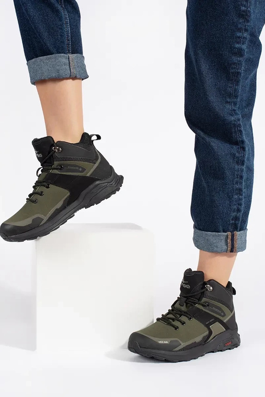 colore kaki Scarpe da trekking isolato colore kaki Scarpe da trekking isolato