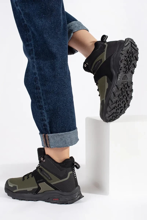 colore kaki Scarpe da trekking isolato colore kaki Scarpe da trekking isolato