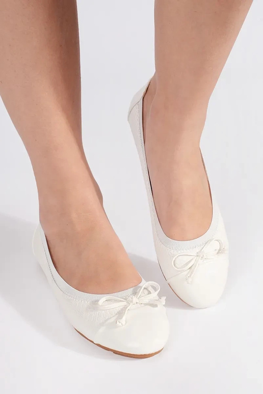 Colore bianco laccato ballerine con... Colore bianco laccato ballerine con...